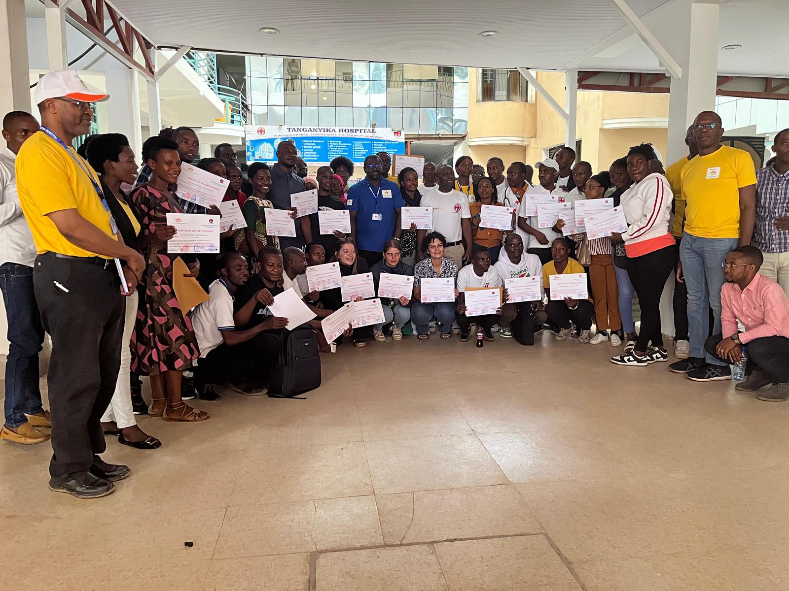 Remise de certificats aux participants au Tanganyika Hospital